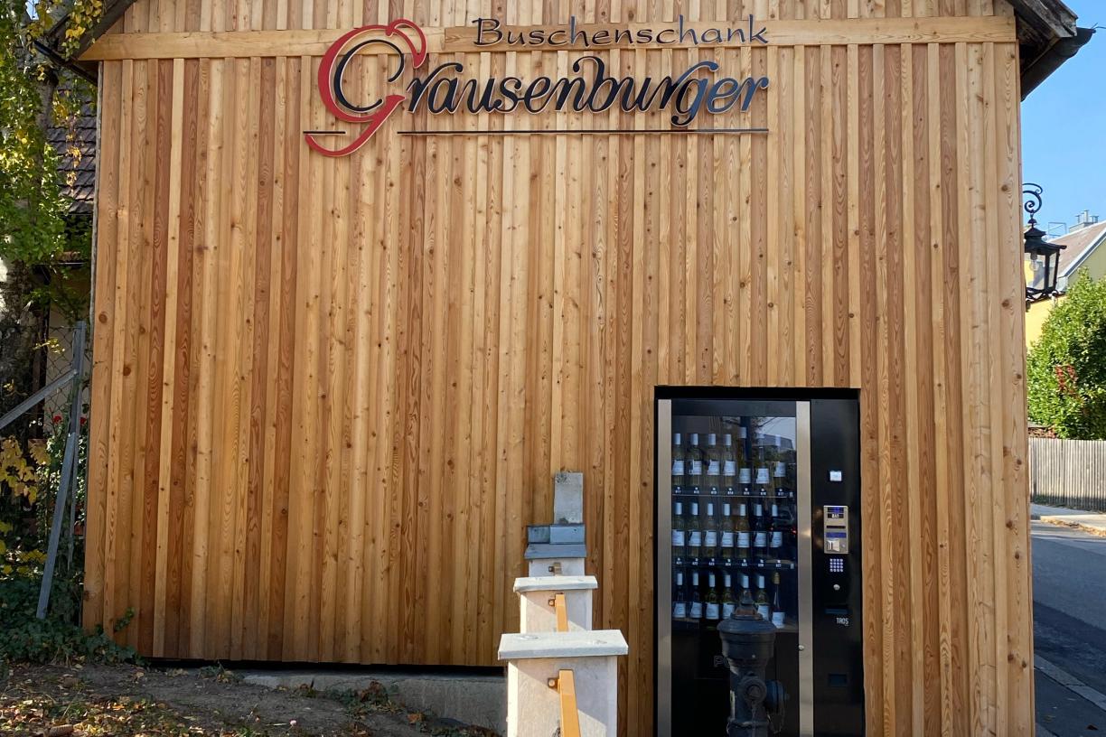 Weinautomat vorm Weingut