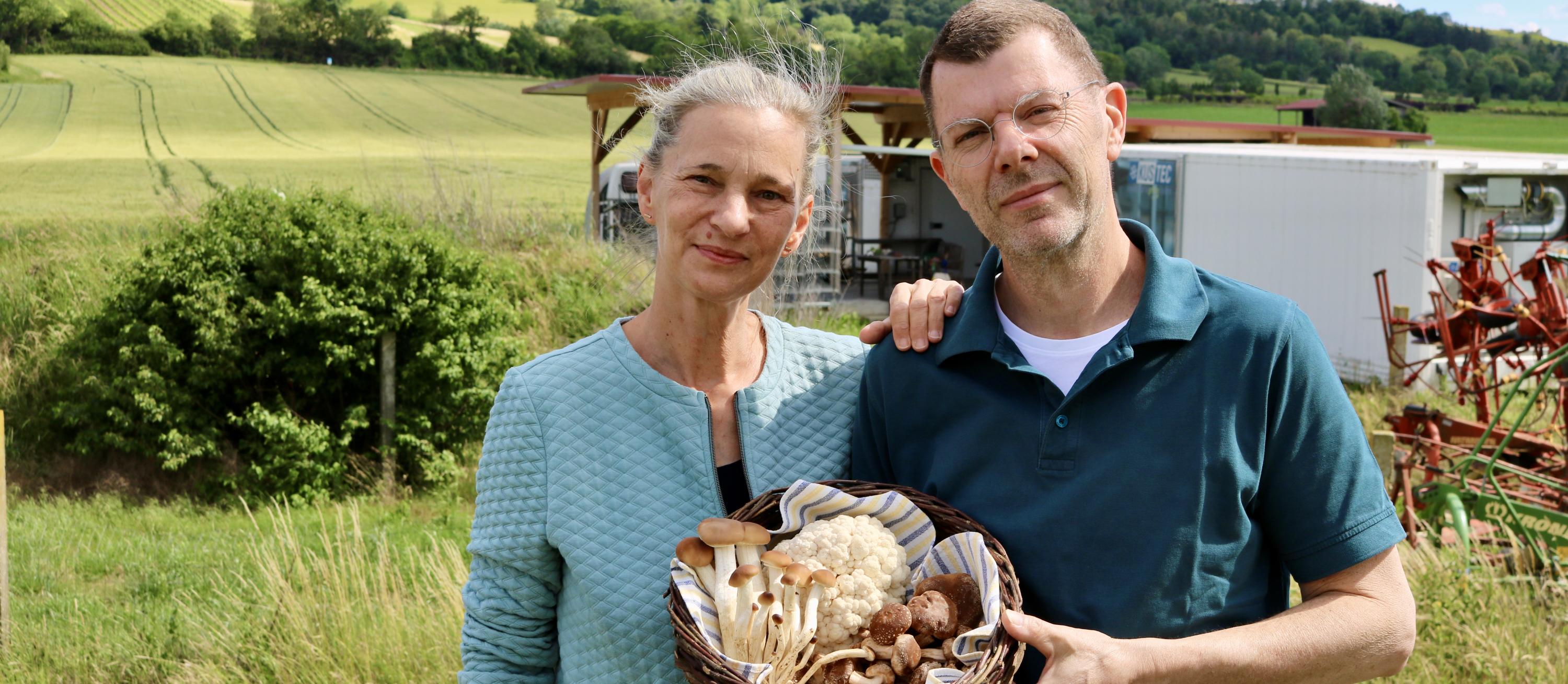 Portrait mit Pilzen und Landschaft